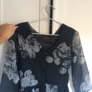  - Söt klänning i chiffong från JC. I princip oanvänd 