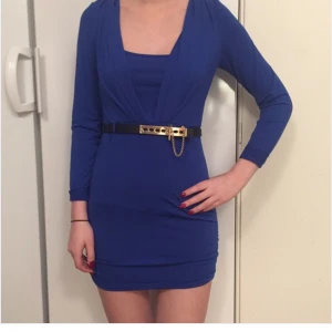  - Blå klänning med snygga detaljer, använd en gång så i nyskick!