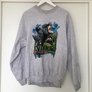  - Snygg retro tröja köpt på Weekday!! Använt den snyggt oversize✌🏼️✨💕