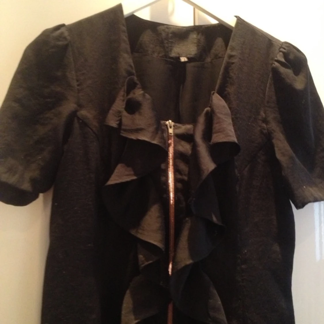 Fin klänning från inwear 

Stl 36

Volanger framtill

Dragkedja

 - 1380122341