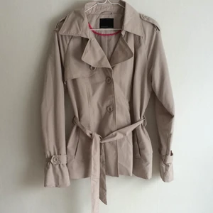  - Jättefin ljusbeige trenchcoat från Vero Moda  I princip oanvänd, hängt i garderoben några år. 