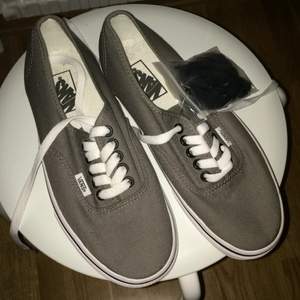 Helt nya gråa Vans skor med extra svart skosnöre sitter som en 39a kanske lite större.