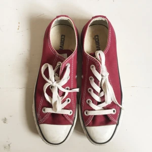  - Vinröda äkta converse utan några slitningsskador. Använda endast 1 gång. Lite smuts på gummit som lätt kan torkas av! Storlek 4 står det på sulan (se bild) Du står för frakt, 70kr. Tar gärna emot svish! 