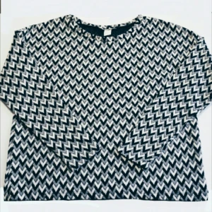  - Snygg tröja från H&M, oanvänd med prislappen kvar, passar S/M!