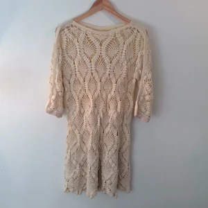  - Virkad 70-tals klänning med fina detaljer 