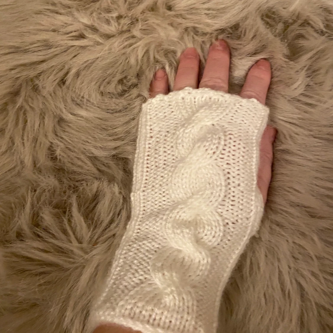 Handstickade torgvantar  - 91