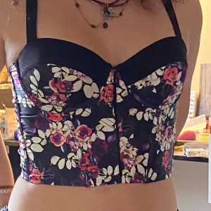 Blommig korsett - En blommig korsett. För fler bilder kontakta mig. Köpare står för frakt
