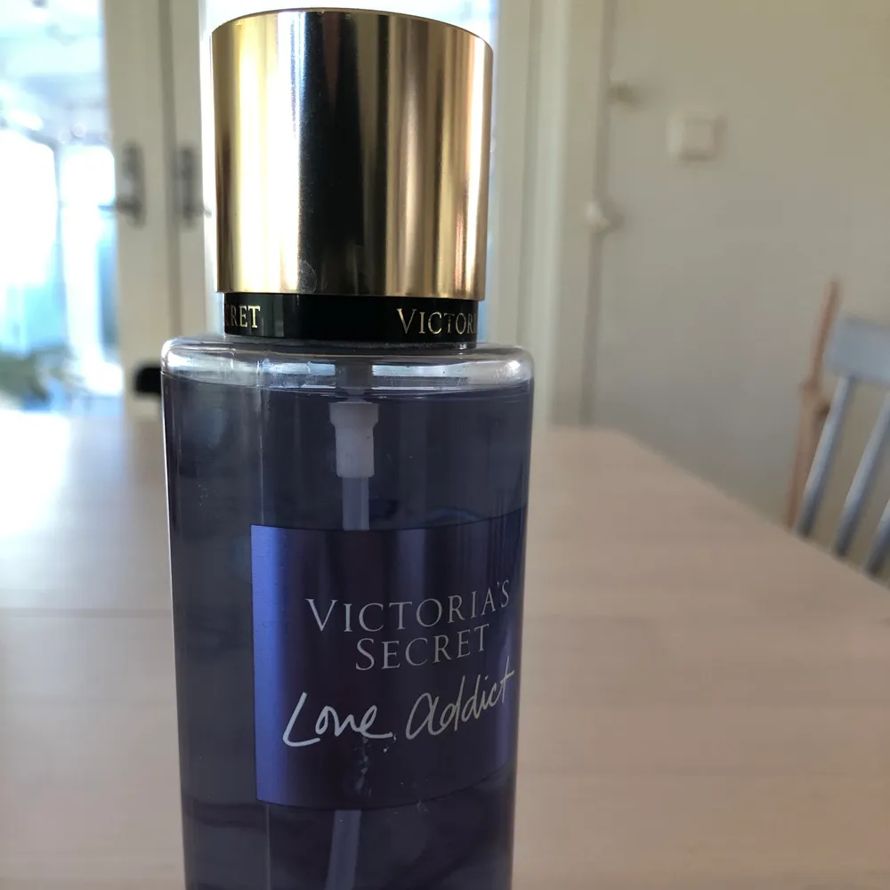 Aldrig använd Victoria Secret parfym mist, med doft av ”love addict”. 250 ml✨. Övrigt.