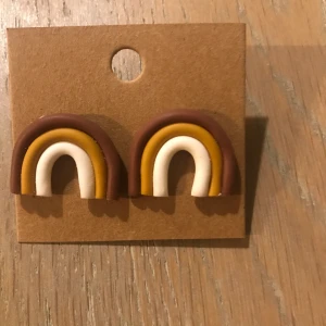 Öronhänge  - Regnbåge brun vit gul handgjorda