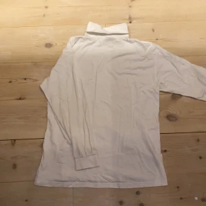 Vit tun polotröja från CLIQUE - Superbekväm, snygg, cool funktionär polotröja i kritvit.🤍 (Polon är vikt en gång på bilderna, och på första bilden är ärmen vikt en gång men man får välja själv hur man vill ha den).  Bra skick. Skönt material 100% cotton/bomull. Det är en L men jag som är en XS/S har bärt den och på mig sitter den oversized och snyggt. (Se på bild tre). Det är igenkligen man men jag som tjej har använt den och den passar minst lika bra på tjejer såklart. Cool, bekväm, mysig, snygg, varm, och fräsch. DM vid intresse/frågor/fler bilder.❣️ (Det kan du göra här under för det står ”kontakta”) Avhämtning på Södermalm eller frakt till självkostnadspris.:)