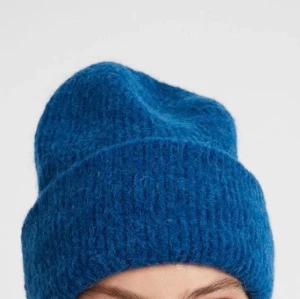 Blå mössa samsøe - Blå mössa ifrån Samsøe.                                                            Bra skick, säljer då jag ej använder den!                                    Nypris 399kr.                                                                          Mitt pris 180kr + frakt