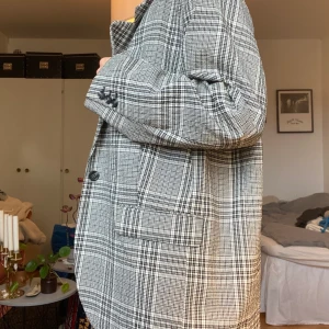 Blazer - Sparsamt använd! Kan ibland mötas upp i Göteborg eller Malmö, annars kostar frakten 66 kronor.