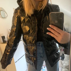 Glansig vinterjacka strl xs - Säljer denna vinterjacka som knappt är använd och är så gott som ny! Vet ej vart den är ifrån då jag fått i present! Strl xs🙏💕