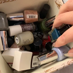 Nagellack - Skriv om du vill se exakta färger