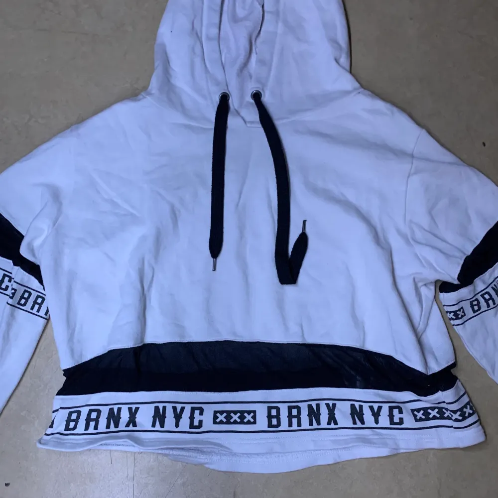 Säljer en vit crop top hoodie, väldigt fin design och är väldigt skön på insidan, perfekt för dig som söker en hoodie, finns på gröna linjen, tar emot Swish & kontanter :). Tröjor & Koftor.