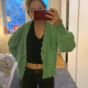 Grön kofta zara - Så fin kofta från zara! Den är väldigt bekväm och mysig, skriv om ni är intresserade💗
