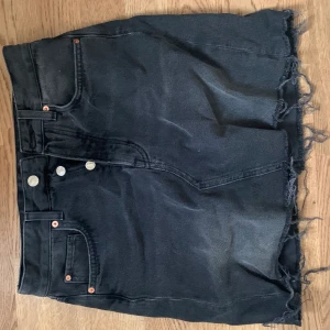 Mörkgrå Jeanskjol - Köpt från HM och använd en gång💓 Passar till det mesta😊