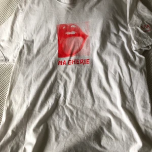Hov1 merch - Ma Cherie t-shirt  - Säljer mig hov1 merch eftersom jag inte är ett fan längre. Har en svag liten fläck som knappt syns i ljus annars är den i nyskick. Använd fåtal gånger, frakt tillkommer. Pris kan diskuteras.