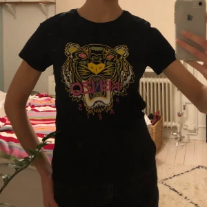 Kenzo T-shirt  - T-shirt köpt från Kenzo butik. Storlek S dam. Väldigt bra skick, som ny.