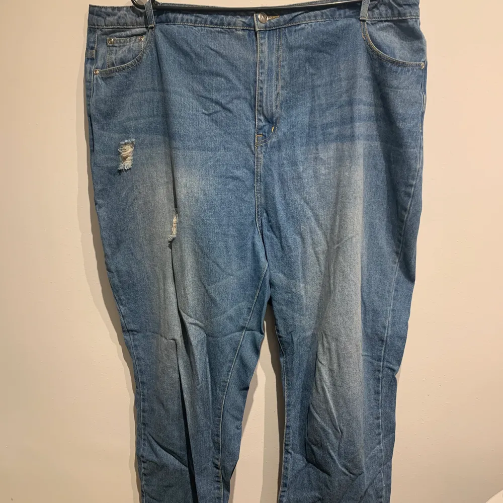 Only worn a few times, wide waistband, wide thigh area, perfect mum jean fit, comfortable and lightweight. . Jeans & Byxor.