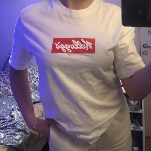 Tröja med tryck stl M - Cool tröja med flingmärket kellyys på! Oanvänd! Frakt ingår ej🤍från herravdelningen 
