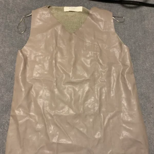 Skinnväst  - Cool skinnväst från zara 