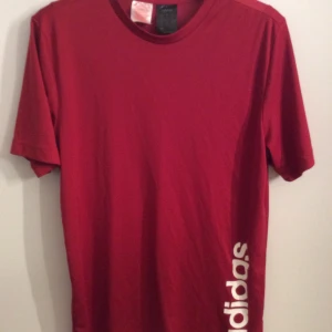 Två tröjor Adidas i mkt fint skick sparsamt använda stl 176  - Två Adidas-t-shirts stl 176. Funktionströja knappt använd alls o den andra sparsamt använd. Kan skicka mot frakt. 