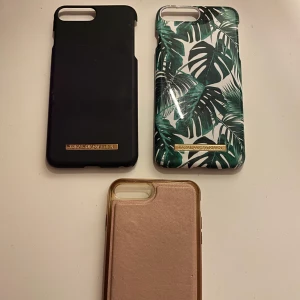 iPhone 8 plus - Till iPhone 8 Plus! Svart skal 30kr pga trasigt i hörnorna *nypris 300kr*. Skal med löv 100kr *nypris 300kr*. Rosa magnetskal 50kr. Pris + 45kr frakt (samma fraktpris för både 1, 2 eller alla 3 skal) Hör av er vid frågor! 🦋