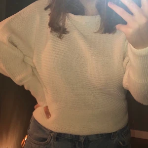 Stickad tröja - Super söt vit stickad tröja i strl S. Osäker på frakten ❣️