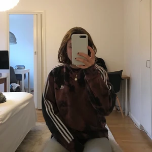 Adidas college tröja - Najs adidas college som är typ tiedye eller vad det nu heter:) köptes på plick och säljer nu vidare på grund av att jag inte använder den längre. Himla skön.