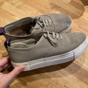 Eytys mother grey storlek 38 - Säljer mina Eytys i modellen ”mother”. Storlek 38 och välanvända. Extremt sköna men kommer tyvärr inte till användning längre. Slitage på dom, lite småfläckar men annars i fint skick. 