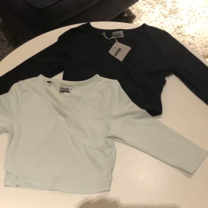 Nya omlott Crop top från Gymshark - Helt nya oanvända toppar från Gymshark. Modellen heter Ballet Crop Top. Ljus mint färg storlek XS. Svart är såld!! Jättefina och skönt material.  150kr/st