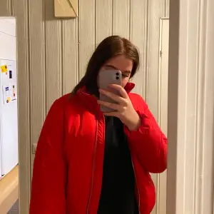 En fin röd puffer jacka som jag inte använder längre eftersom den är för kort för mig i ärmarna, Storlek L men skulle säga att de mer är en M. Köpt för 399 förra våren