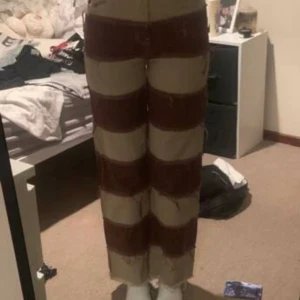 Snygga trendiga bruka byxor - Snygga bruna byxor, sista bilden är lånad. Aldrig använda startbud 200kr, buda alltid med 10kr minst