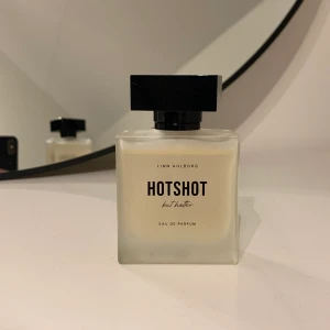 Linn Ahlborg x Hotshot - Säljer linn ahlborgs parfym hotshot but hotter (den nya), luktar moget och gott men inte riktigt min doft. Använd lite men inte så mycket💕hör av er om de är något