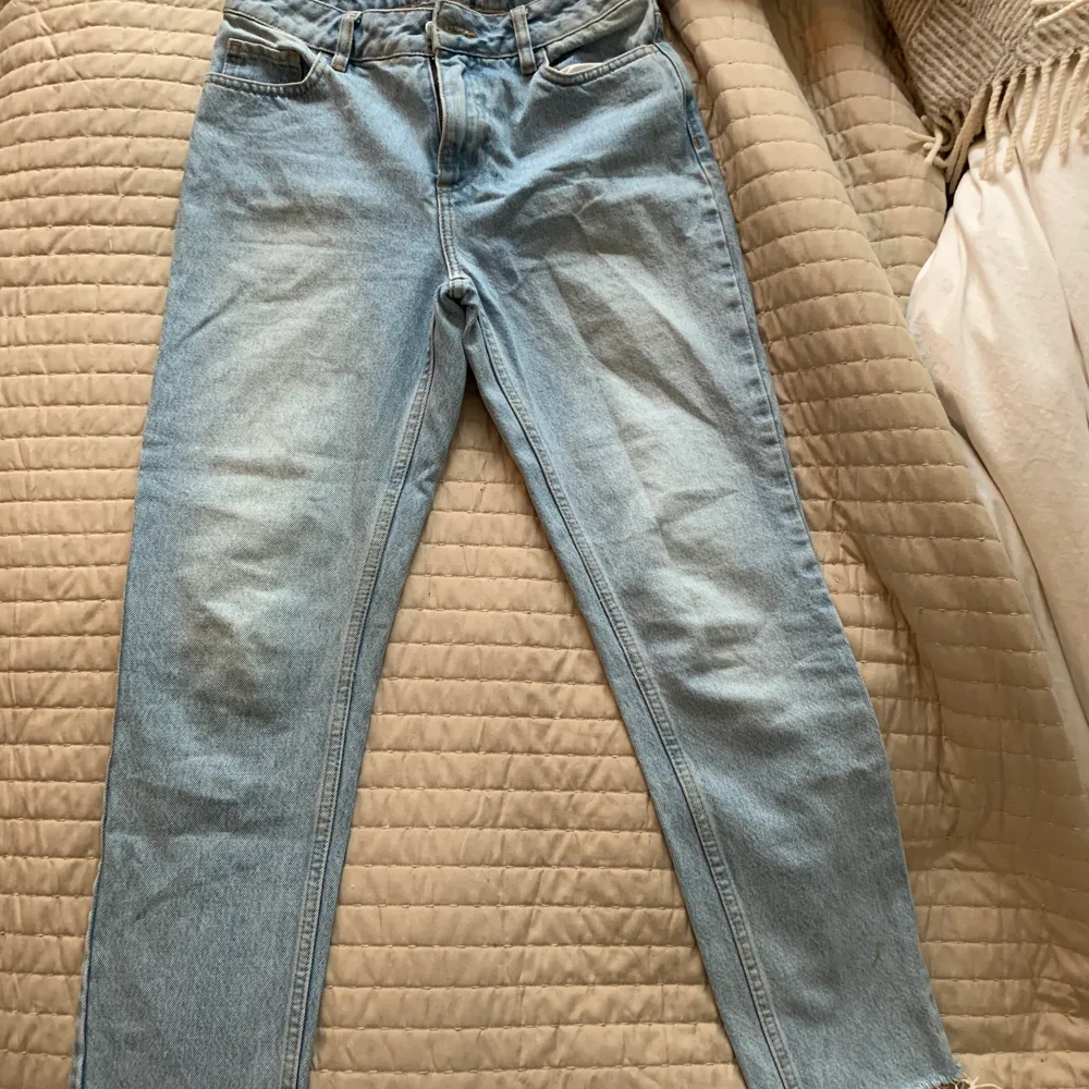 Raka, högmidjade jeans med slitning vid nedkanten från Nakd. Köpta för nästan ett år sedan, men inte kommit till så mycket användning därav jättebra skick. . Jeans & Byxor.