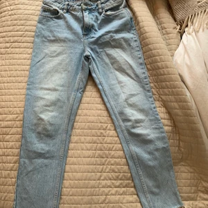 Raka jeans - Raka, högmidjade jeans med slitning vid nedkanten från Nakd. Köpta för nästan ett år sedan, men inte kommit till så mycket användning därav jättebra skick. 