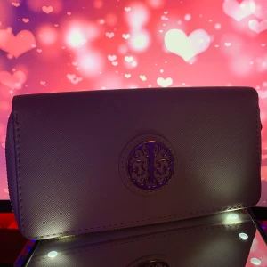 VIT HANDVÄSKA  - En helt oanvänd vit handväska, väskan har 14 olika storleks fodral där man kan lägga in bland annat sina kort, pengar & telefon, finns på gröna linjen, tar emot Swish & kontanter :)