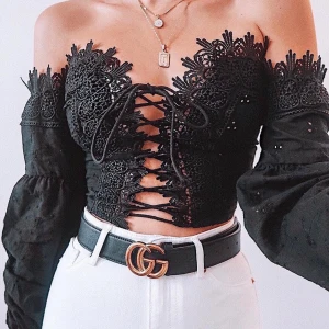 Puff sleeve crop top - Jättefin tröja ifrån jfr, använd cirka 2 gånger. Tyckte att den passade mycket bättre att ta av ärmarna så dem sitter ej fast i tröjan, men det är resår på armarna så man kan ha på sig dem utan att dem åker av. :). Tröjan är i strl S men skulle säga att tröjan passar en xs