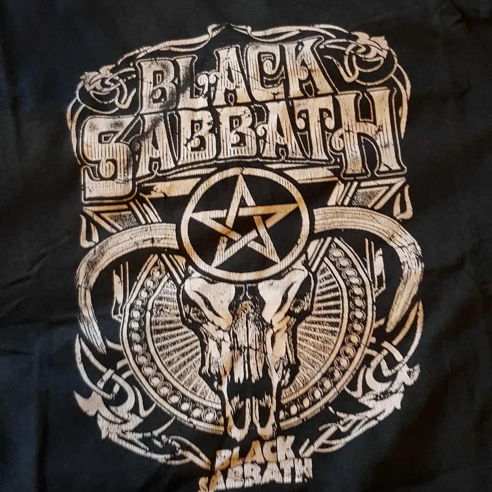 Nice Black sabbath t-shirt. Använd men inga synliga fel. Trycket ska se nött ut så ser ut som ny.. T-shirts.
