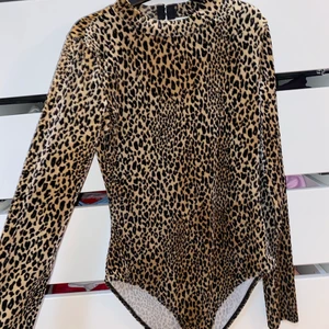 Leopardbody - En superfin leopardbody som tyvärr är för liten för mig! Den är öppen i ryggen och knäpps med 3 knappar (3e bilden). Pris + 45kr frakt, hör av er vid frågor! 🦋