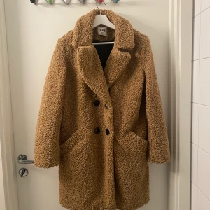 Zara Kappa - Säljer min kappa från Zara. Kappan är i bra skick. 