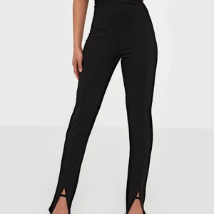 Byxor med slits  - Köpte här på plick men det var för stora så säljer vidare, storlek M, från Gina tricot så precis som dessa på bilden fast de på bilden är från Nelly. Skicka för fler bilder. Köp för 200kr