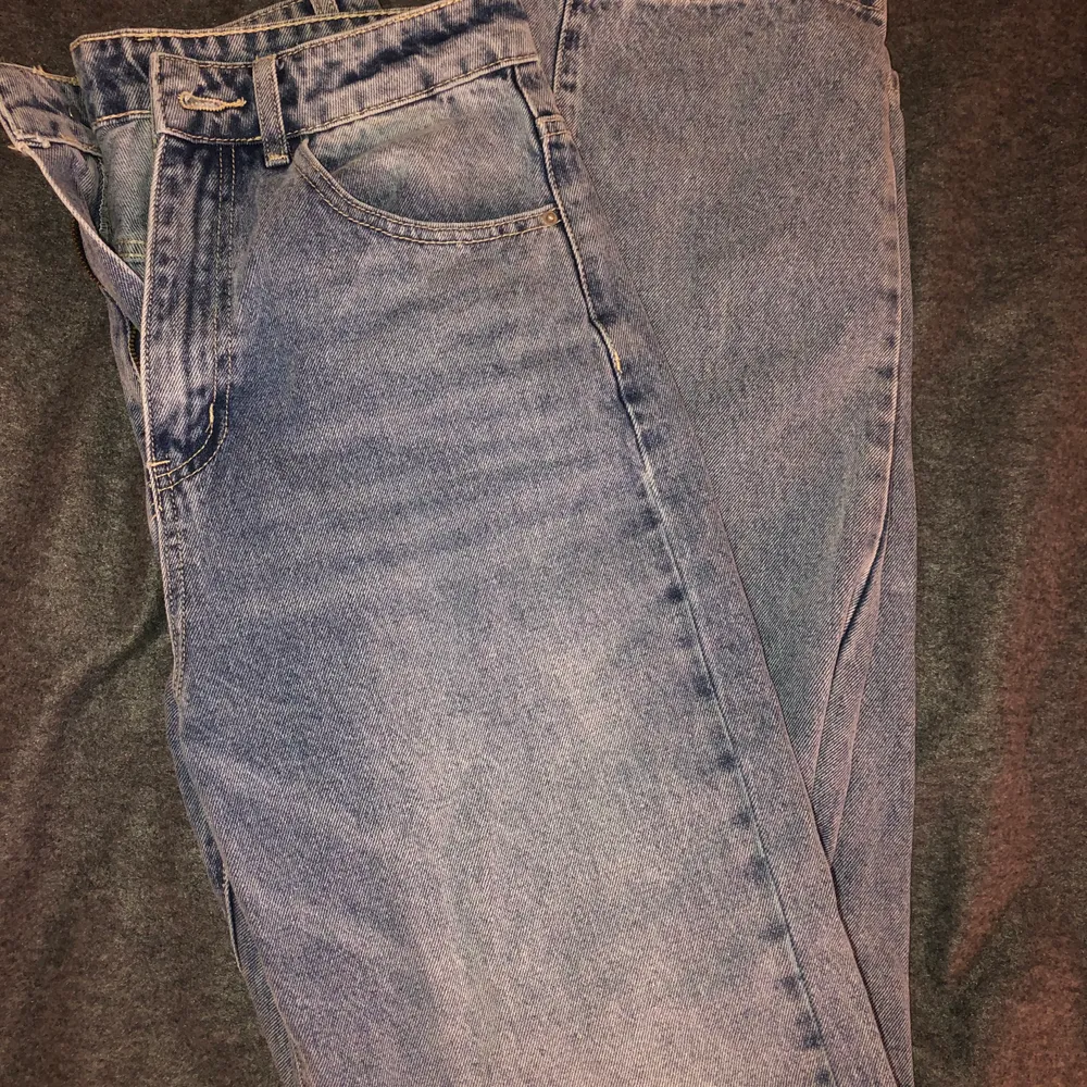 Ett par byxor ifrån SHEIN, bra passform med pösigare och raka ben. . Jeans & Byxor.