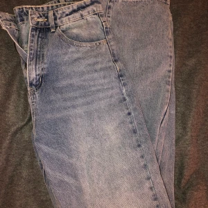  Jeans med raka ben  - Ett par byxor ifrån SHEIN, bra passform med pösigare och raka ben. 