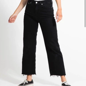 Svarta jeans - Helt vanliga svarta, raka jeans som är slitna längst ner på benet. Dom sitter bra i midjan och benen på mig som vanligtvis har M/38 men är lite för korta, jag är ca 170cm. Väldigt stretchiga i materialet. Frakt tillkommer