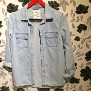  - en owersize ljus jeansskjorta   betala gärna med swish!  pris + frakt  kan även lämnas i örebro, askersund eller hallsberg 
