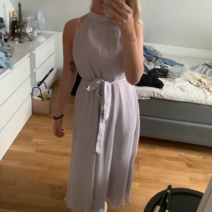 Fin klänning  - Fin klänning! Bara använd en gång på ett bröllop. Lila/grå i färgen. 🦋✨ om du är intresserad av fler bilder så är det bara till att skicka. 🤍 hittar ej den på nätet längre så vet ej om den finns kvar eller är slutsåld.