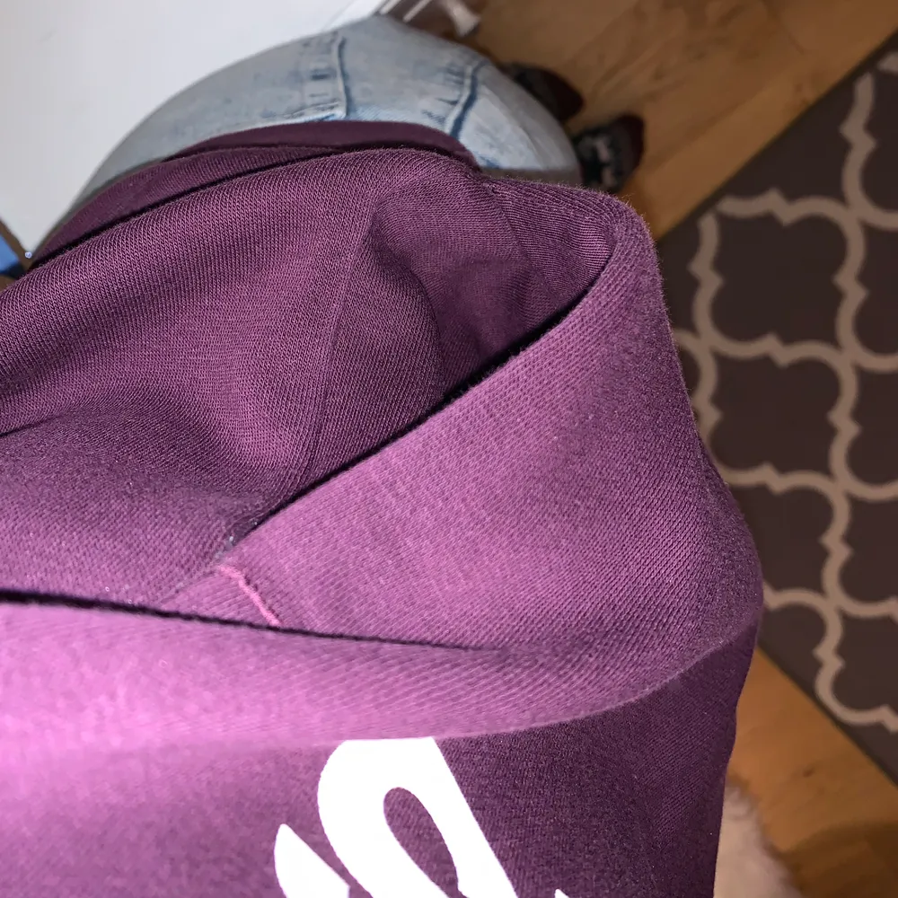 Säljer en lila adidas hoodie strl Xs men passar även S. Den har en stor luva och fickor på sidorna som ni kan se på bild tre. Den är i bra skick och är knappt använd 🥰🌸 100kr + frakt . Hoodies.