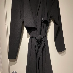 Sommarkappa  - Tunn kappa från object. Snygga detaljer med knappar och små axelvaddar. Går lite nedanför knäna. Med skärp och mycket fint skick. 50kr i frakt